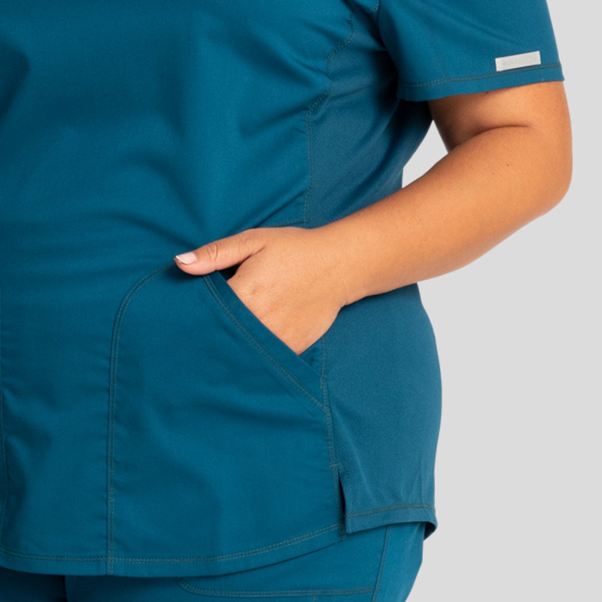 2-Pocket Sweetheart V-Neck | Caribbean